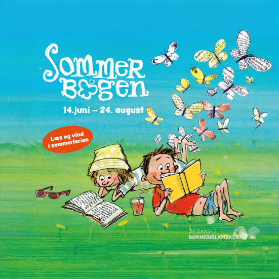 Sommerbogen plakat med to børn der læser og mange sommerfugle på græsplæne