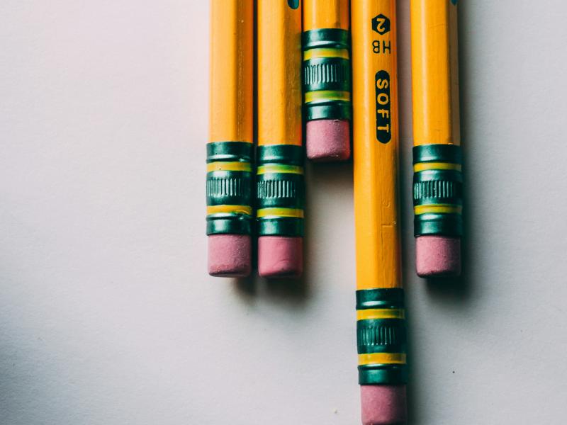 Gule blyanter af forskellig længde