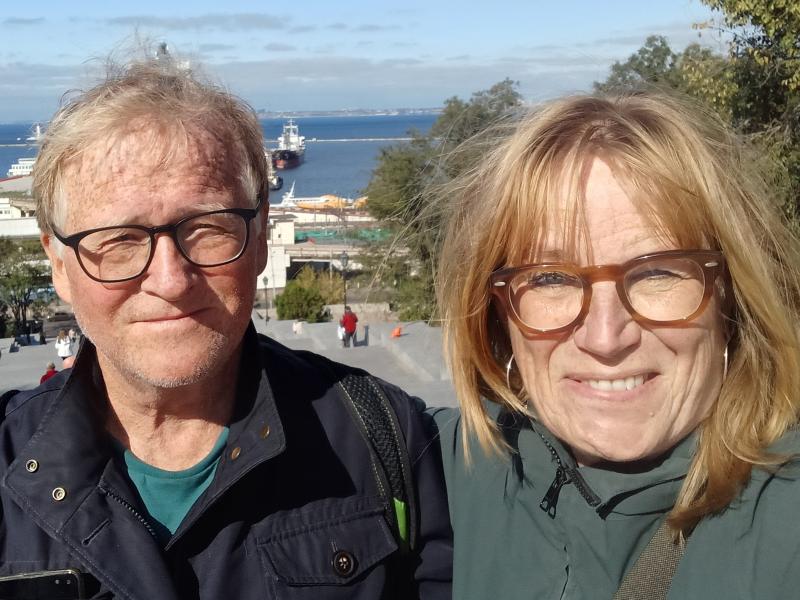 Billedet forestiller Thomas Ubbesen og Anne Haubek. De står udenfor med solen i øjnene og smiler til kameraet.