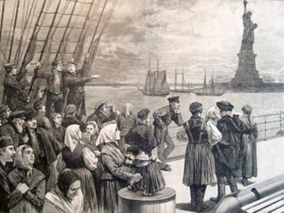 Billedet er en tegning af en flok immigranter der kommer sejlende og i horisonten kan se Frihedsgudinden.