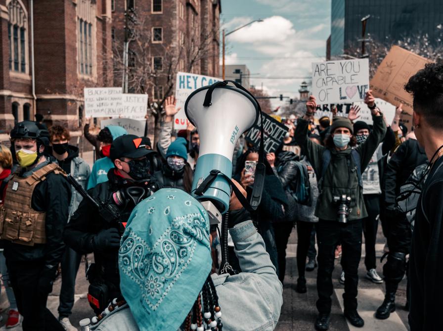 Demonstration med megafon og løftede skilte